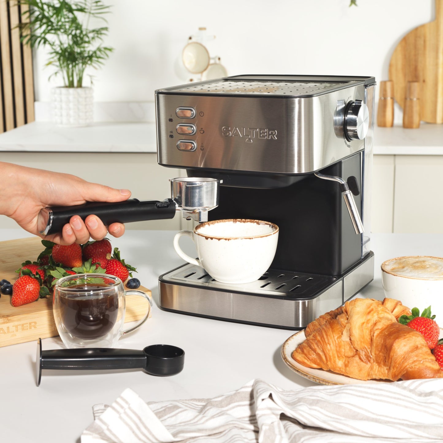 Salter Manual Espresso Machine with Milk Frother for Ground Coffee 1.6L Capacity